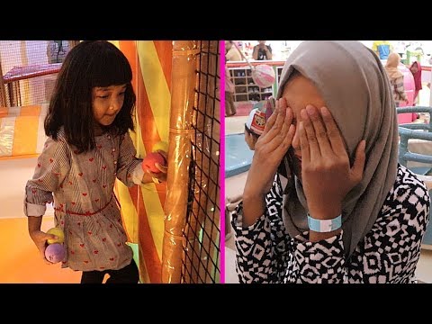 Drama Mama dan Anak Main Petak Umpet di Playground Play Hide and Seek