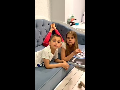 Хитрая девочка спрятала телефон от мамы!🤪 Смешно до слез! 😂