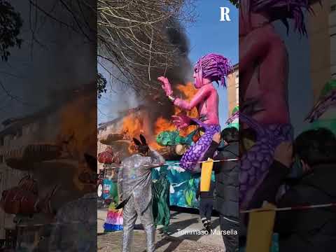 Carro di carnevale va a fuoco durante una sfilata a Pontecorvo