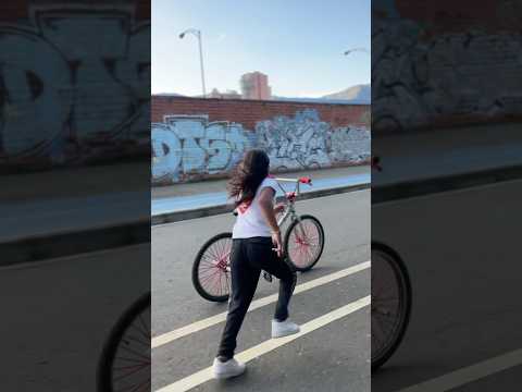Lo hace muy bien 😱😱😱 #wheeliebike  #bike  #wheelie  #mtb