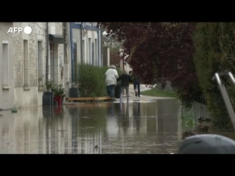 Maltempo in Francia: case, strade e negozi sommersi dall'acqua per le inondazioni