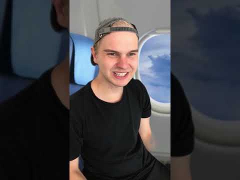 Flugbegleiterin angelt während Flug