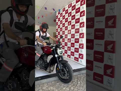 Indo buscar a CB 1000R loja.
