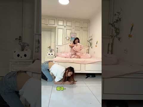 躲床下面，用铁锅整蛊着急睡觉的闺蜜！#搞笑 #姐妹 #整蛊 #funny