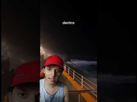 uma embarcação filmou algo assustador no meio do oceano #shorts