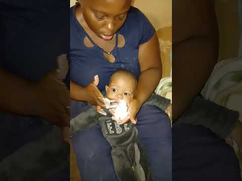 how South Africa women feed their babies #baby #cute #africancountry #babyledfeeding #spoiled