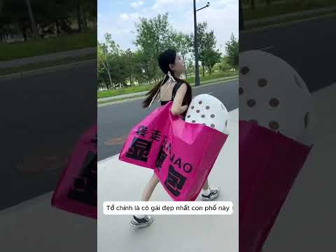 Cô gái ngọt ngào đi tìm các món đồ trên phố