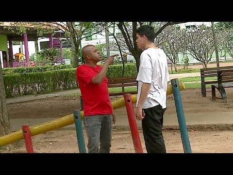 Folgado tira rapaziada do sério ao procurar companhia para "tomar uma"