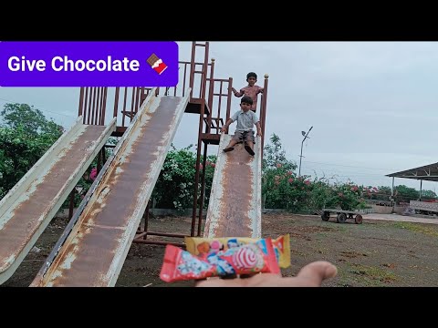 Bacho ko dilayi yummy 😋 chocolate 🍫😋
