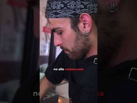 Oggi vi mostriamo la VERA carbonara! Altro che cipolla e panna… #shorts