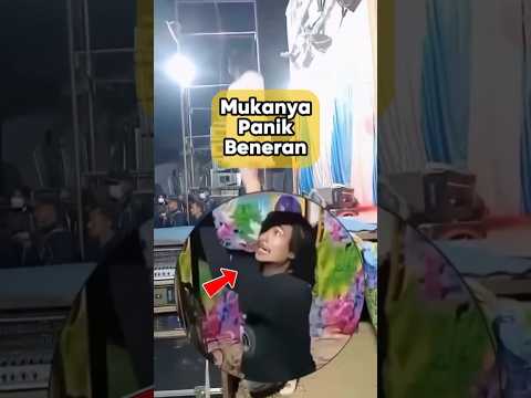 Panggungnya hampir roboh