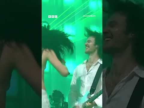 EUPHORIC!! Lorde performing Green Light at Glasto was a moment!! 💚