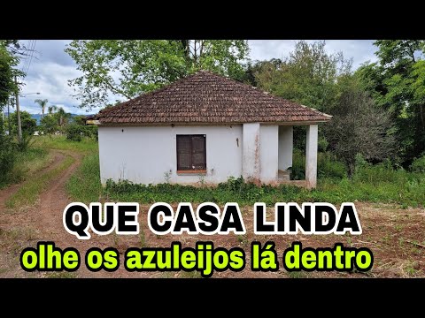 veja as coisas que deixaram na estante dessa linda casa