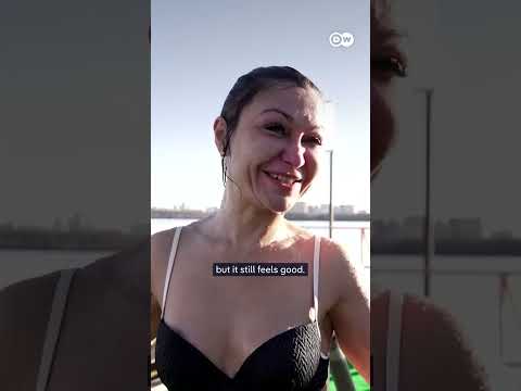A dip in icy waters | DW News