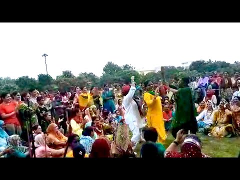 धमारदार डांस ओर भजन। मस्त डांस, जरूर देखे।#dance #haryanvi #bhajan #trending #viral #shortsfeed…💃💃😘😘
