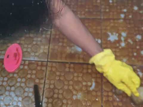 Membersihkan kerak keramik kamar mandi