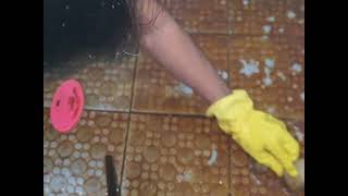 Membersihkan kerak keramik kamar mandi