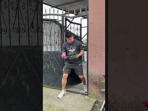 Cuando esperas que todos salgan de la tienda para ir a pedir fiado