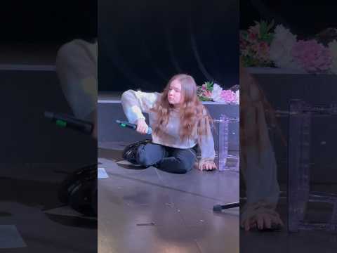 Алёна швец упала на сцене