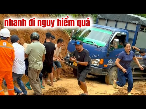 Căng thẳng hồi hộp giải cứu xe tải gặp nguy hiểm nơi sạt lở đường vào Làng Nủ