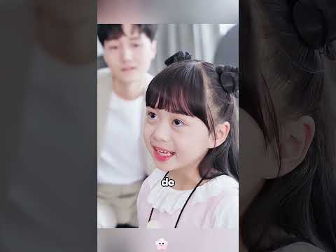 La niña pequeña come cien panecillos al vapor en una comida.