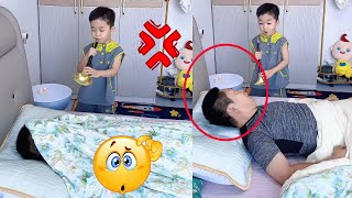 爸爸大白天就知道睡觉，儿子是一点不惯着，这次老头睡不安宁了吧【呆萌小米宝】