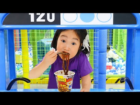 บ่อแรมเล่นบนแทรมโพลีนและสนุกเพื่อนของเธอ - คอลเลกชันวิดีโอสำหรับเด็ก