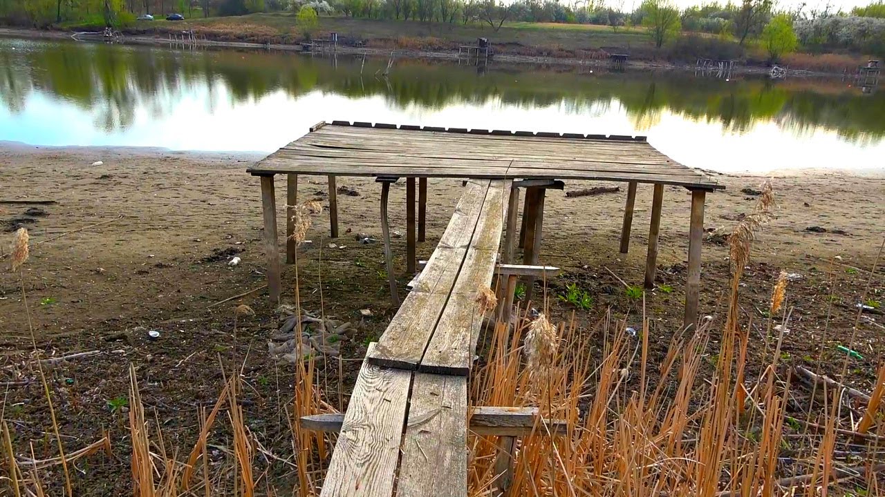 Я в шоке! Высохла вода! Хотел половить на кормачки с вымостки, а пришлось ловить под вымосткой!
