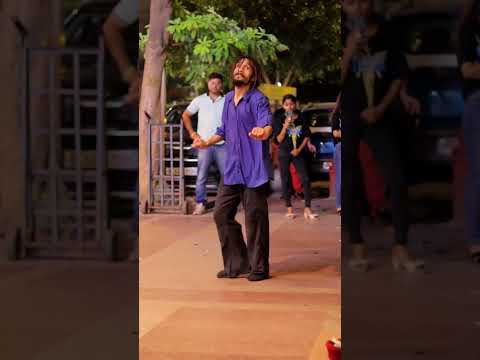 वक्त जब हासिल करने की कोशिश करते  है तब वो और दूर चला जाता है । ✍️#buskअर्थ #busker #art