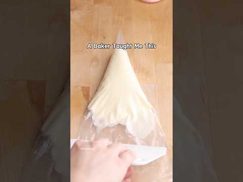 How to easily tie a pastry bag ๐๐ผ ๐ #bakingtips #bakinghacks #cakehacks