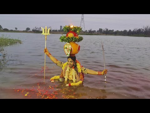 రాకేష్ బోనం అన్న చెరువులో మునిగి ఉన్న సత్యం గళ్ళ ఎల్లమ్మ  బోనo రాకేష్ అన్న 😱🙏| 😱 Rakesh Bonam Anna