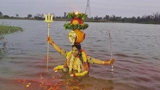 రాకేష్ బోనం అన్న చెరువులో మునిగి ఉన్న సత్యం గళ్ళ ఎల్లమ్మ  బోనo రాకేష్ అన్న 😱🙏| 😱 Rakesh Bonam Anna