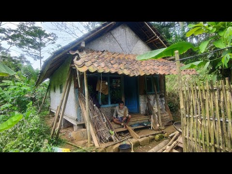 Masya Alloh !! Kakek Tua Ini Tinggal Sendiri di Rumah Sederhana Jauh Kemana Mana