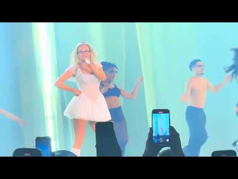 Shirin David - atzen & barbies (feat. Ski Aggu) live Schlau Aber Blond Tour Wien