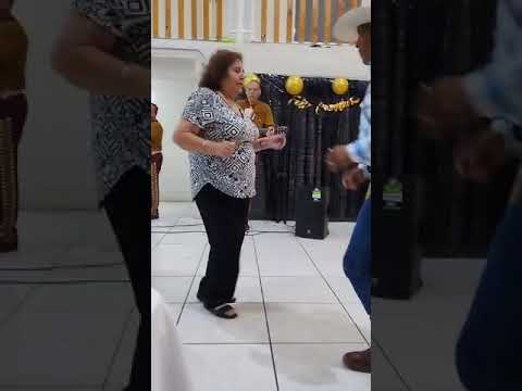 bailando con la cumpleañera  maria Guadalupe y su hermana gloria