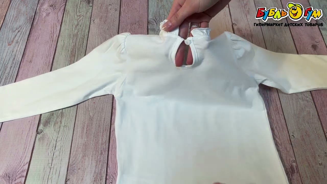 Лонгслив Lanson Kids с оборкой-стойкой по горловине и молодежным принтом белый - видео