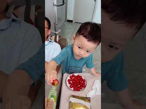 这损爹天天只知道玩手机，竟然还让孩子在一旁伺候，看你下次还敢不敢了 #cutebaby #baby #funny