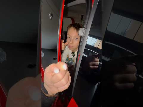 Un bambino affitta una camera! Per info qui โฌ๏ธ๐ #car #humor #comedy