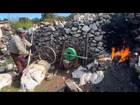 Santos vive con su mamá en la Sierra de Queretaro