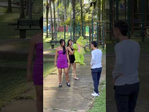 El mejor regalo de novios😂 PRANK FUNNY 🤪 #shortsindia #funny #humorvibes #humor #prank #shortsfeed