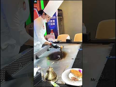 Girl making heart-shaped omelettes and taking orders|ஹார்ட் ஆம்லெட் செய்து, ஆர்டர்கள் அள்ளும் பெண்🤔👌