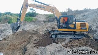 Truck nahulog sa Hukay, LiuGong Excavator To the Rescue