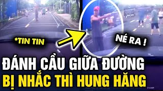 Giăng lưới CHƠI CẦU LÔNG giữa đường bị tài xế nhắc nhở hội cao tuổi CẦM VẬT NHỌN ra hăm | Tin 3 Phút