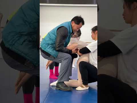 ストレッチの指導を受ける女子生徒
