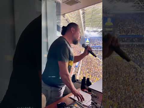 Esse cara anima estádios de futebol com milhares de pessoas! (ig: @djhakkiakkaya) #shorts