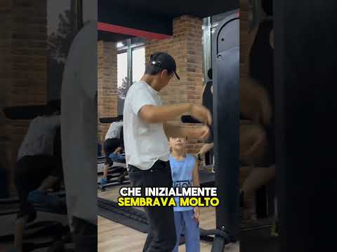 Un BIMBO dà una LEZIONE ad un RAGAZZO PIÙ GRANDE!😮 #shorts #Tiktok