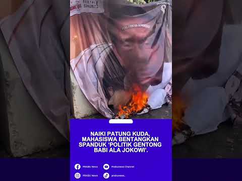 Naiki Patung Kuda, Mahasiswa Bentangkan Spanduk ‘Politik Gentong Babi Ala Jokowi’.