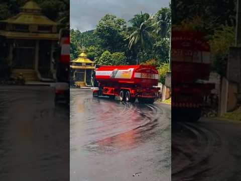 ලිස්සුවා නේද ? 😯😯 #drifting #truck #longvehicle #trending #viral #fyp