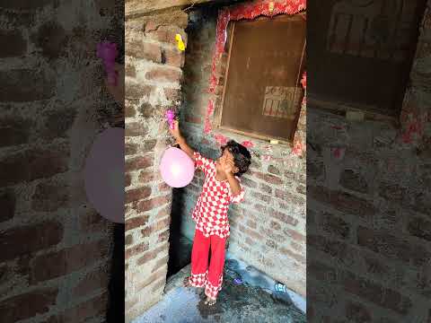Lam no bong bay nhan qua bat ngol Burst balloons to receive surprise