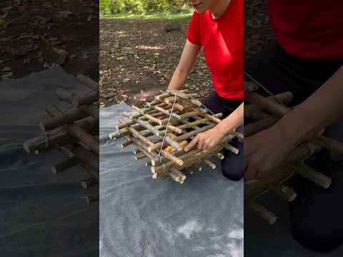 She Makes a Bushcraft Basket 👍🏻#survival #camping #outdoors #bushcraft #lifehacks